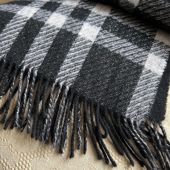 Burberry black and gray plaid 100% cashmere scarf with sparkly threading, unisex - Picture 7 of 7